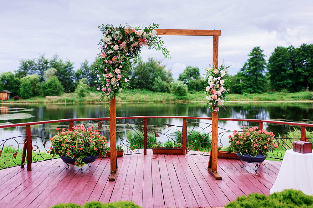 Embellece tu boda con los arreglos florales más impresionantes